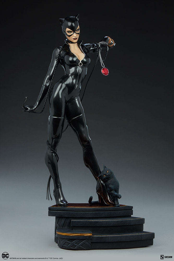 Catwoman Premium Format™ Figure | Sideshow Collectibles