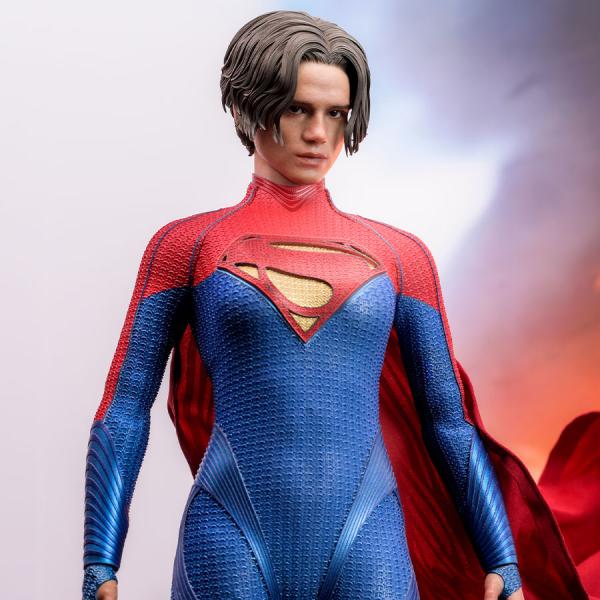 SUPERGIRL Sixth Scale Figure by Hot Toys